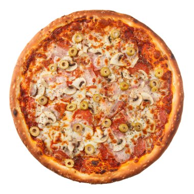 Mantarlı, pepperonili, göğüs etli, zeytinli ve peynirli leziz İtalyan pizzası beyaz arka planda izole edilmiş. Üst görünüm.