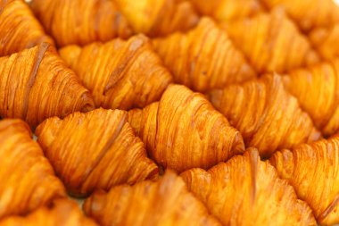 Lezzetli Fransız kruvasanı, arka plan, tasarım ve dekorasyon için kusursuz desen.