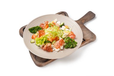 Salata ile marul, kızarmış ekmek, soğan ve kızarmış pastırma orijinal tabakta ve beyaz arka planda izole edilmiş masa.