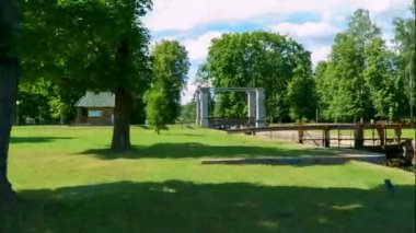 Augustowski Kanalı 'ndaki su aracının geçişi için kilitlenin. Beyaz Rusya 'nın manzarası. Kırsal kesimde. Hiper Hata, Zamanaşımı.