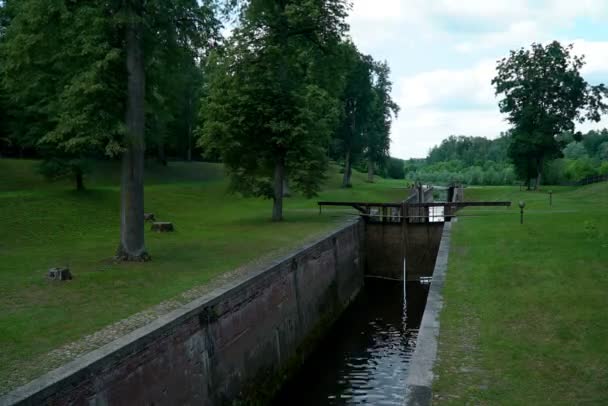Cerradura Para Paso Embarcaciones Canal Augustowski Paisaje Belarús Campiña Rural — Vídeo de stock