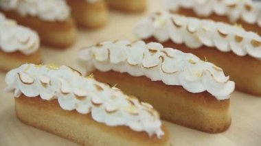 Döndürme masasında kremalı limonlu turtalar. Meringue yakma süreci.