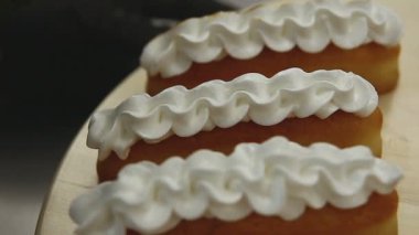 Döndürme masasında kremalı limonlu turtalar. Meringue yakma süreci.