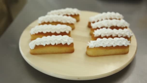 新鲜准备的柠檬馅饼 在转盘上放些蛋白乳酪 — 图库视频影像
