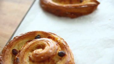 Kuru üzümlü taze lezzetli çörekler. Fırından yeni çıktı..