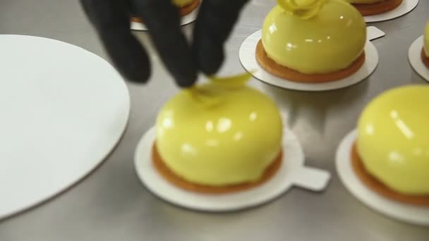 Chef Pastelaria Cozinha Esmalte Doces Cozinheiro Decora Doces Envidraçados Com — Vídeo de Stock