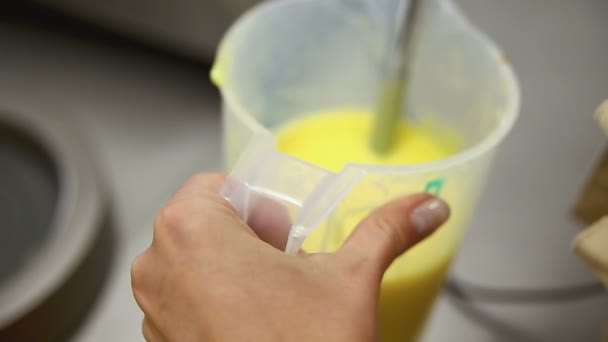 Maestro Pastelero Mezclando Glaseado Amarillo Para Pastel — Vídeos de Stock