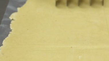 Aşçı, özel bir çoklu bıçak kesicisi kullanarak kısa ekmeği şeritlere ayırır..