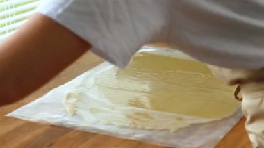 Kadın aşçı hamuru hamur kalıbına sarar kek ve puf böreği yapmak için, modern teknoloji