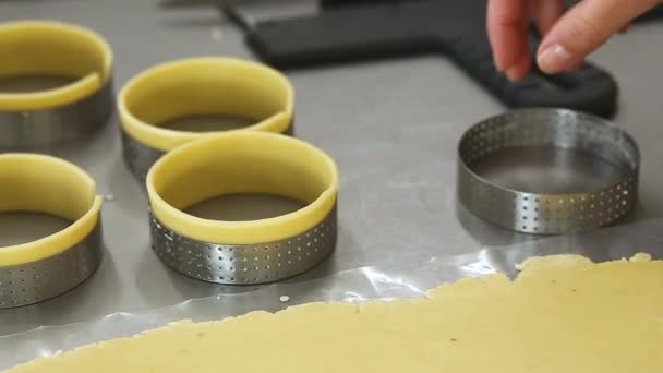 Cuisinier Met Pâte Dans Une Forme Pour Faire Panier Après — Video