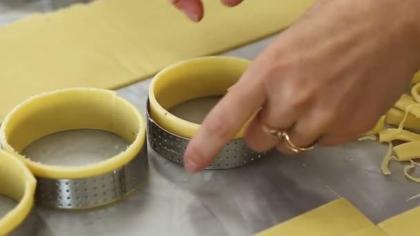 Cuisinier Met Pâte Dans Une Forme Pour Faire Panier Après — Video