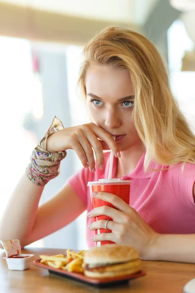 Jonge Mooie Vrouw Rusten Cafe Eten — Stockfoto