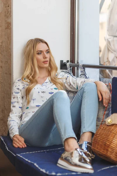 Jovem Mulher Bonita Vestindo Blusa Branca Jeans Descansando Peitoril Janela — Fotografia de Stock