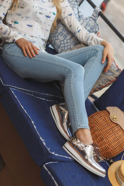 Piernas Mujer Bonita Joven Usando Blusa Blanca Jeans Descansando Alféizar —  Fotos de Stock