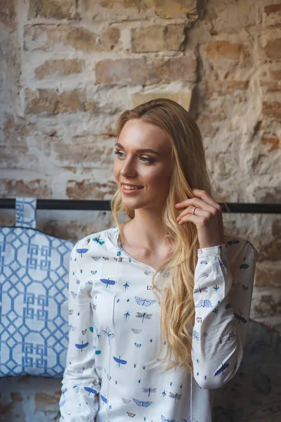 Młoda Ładna Kobieta Białej Bluzce Spoczywa Kanapie Kawiarni — Zdjęcie stockowe