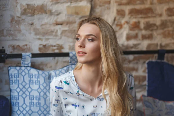 Kafedeki Kanepede Dinlenen Beyaz Bluz Giyen Genç Güzel Bir Kadın — Stok fotoğraf