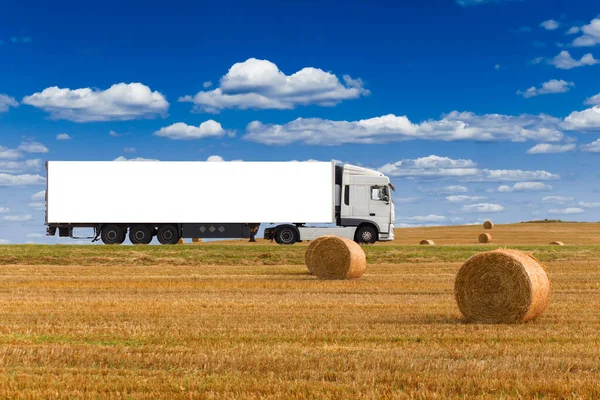 Vit Trailer Motorvägen Mot Bakgrund Ett Gult Fält Och Blå — Stockfoto