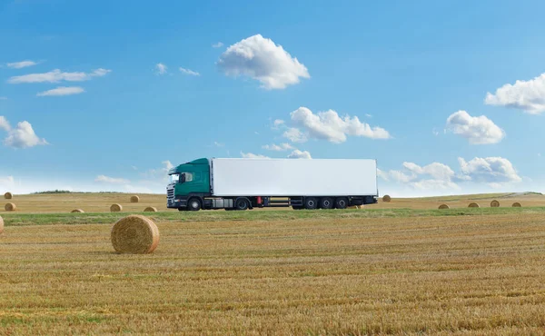 Vit Trailer Motorvägen Mot Bakgrund Ett Gult Fält Och Blå — Stockfoto