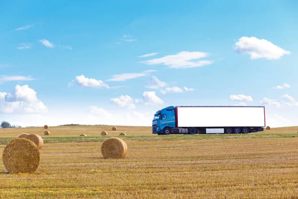 Weiße Anhänger Auf Der Autobahn Vor Dem Hintergrund Eines Gelben — Stockfoto