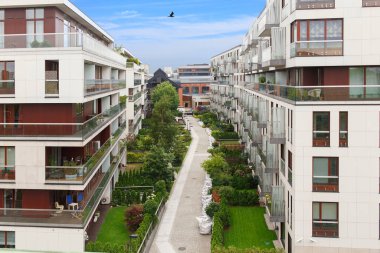 Varşova 'da açık hava tesisleri olan, düz binalı, modern bir apartman dairesi. Yeni lüks ev, ev kompleksi ve yeşil bahçe. Şehir Emlak ve Konut Mimarisi.