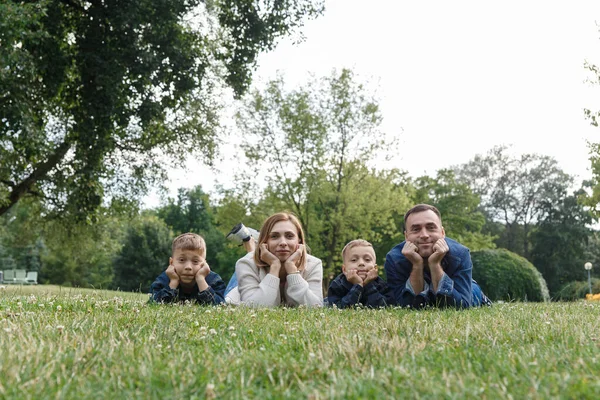 Concepto Familia Ocio Gente Madre Feliz Padre Dos Hijos Tendidos —  Fotos de Stock