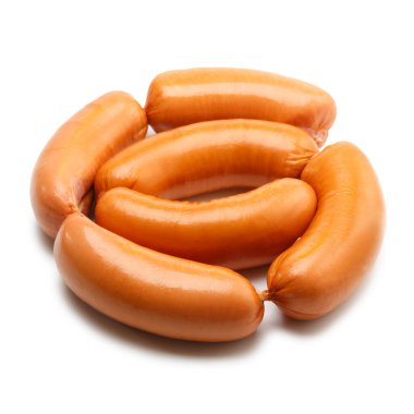 Beyaz arka planda izole edilmiş füme sığır eti sosisleri.