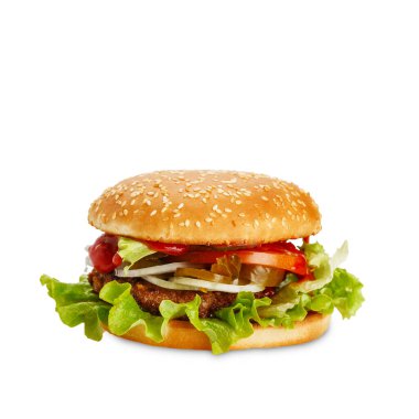 Klasik hamburgerler, ketçap, soğan, domates ve salata beyaz arka planda izole edilmiş.