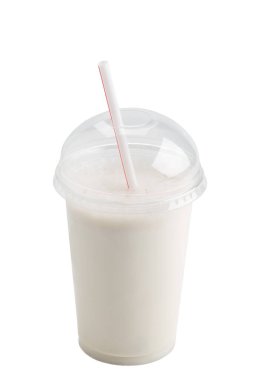 Plastik bardakta vanilyalı milkshake ve beyaz arka planda saman.