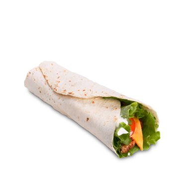 Izgara tavuk ve sebzeli burrito beyaz arka planda izole (fajitas, pita ekmek, shawarma)
