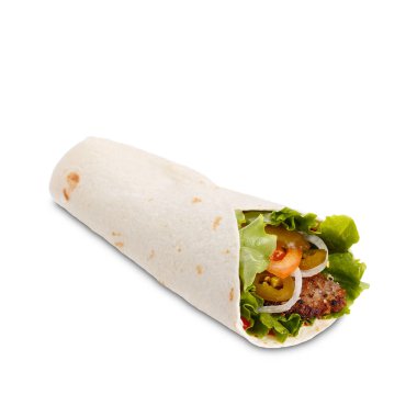 Izgara tavuk ve sebzeli burrito beyaz arka planda izole (fajitas, pita ekmek, shawarma)