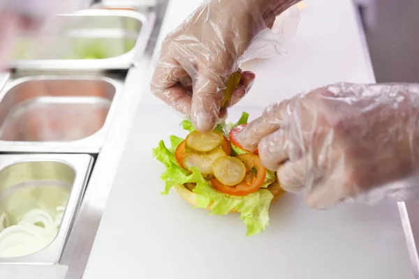 Cozinhe Acrescentando Partes Pepino Conservado Escabeche Hambúrguer Preparar Hambúrguer Restaurante — Fotografia de Stock