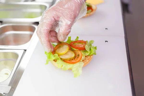 Приготувати Додавання Скибочок Маринованого Огірка Бургер Готуємо Бургер Ресторані Руки — стокове фото