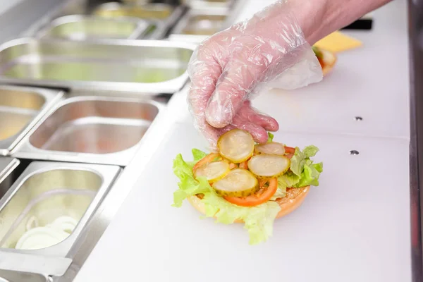 Μαγειρεύω Προσθέτοντας Φέτες Τουρσί Αγγούρι Burger Προετοιμασία Burger Στο Εστιατόριο — Φωτογραφία Αρχείου