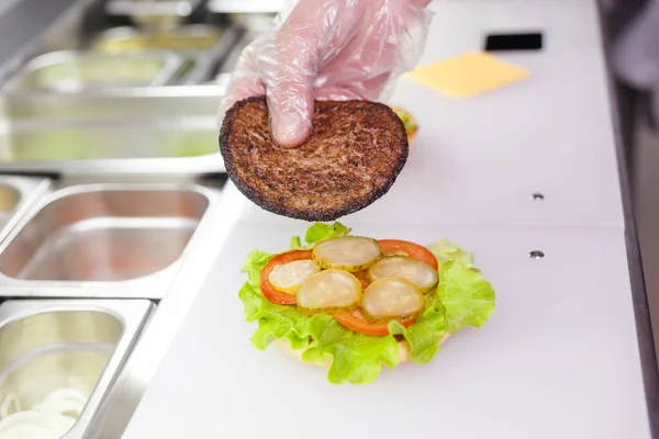 Cozinhe Acrescentando Uma Costeleta Carne Hambúrguer Preparar Hambúrguer Restaurante Mãos — Fotografia de Stock