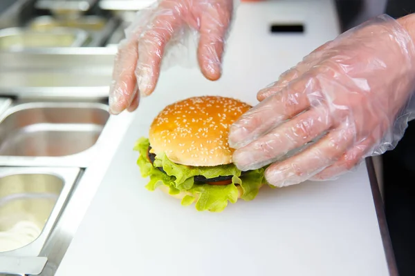 Руки Шеф Кухаря Демонструють Готовий Бургер Готуємо Бургер Ресторані Руки — стокове фото