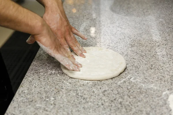 Het Maken Van Deeg Door Mannelijke Handen Tafel Achtergrond Pizza — Stockfoto