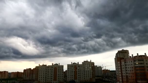 Potentes Nubes Tormenta Cumulonimbus Chubascos Sobre Ciudad Con Casas Varios — Vídeo de stock