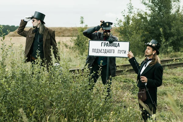 Três Homens Trajes Steampunk Posam Perto Uma Ferrovia Abandonada — Fotografia de Stock