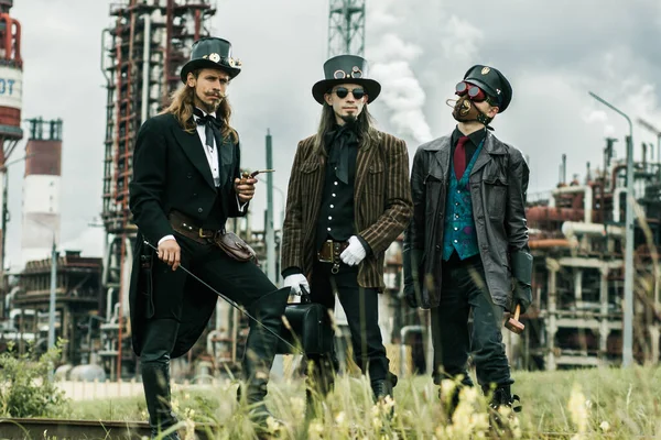 Tři Muži Steampunkovém Stylu Stojící Průmyslovém Pozadí — Stock fotografie