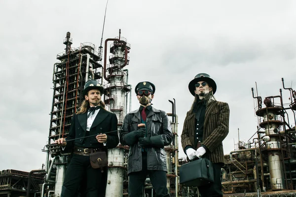 Trois Hommes Dans Style Steampunk Discuter Debout Sur Fond Industriel — Photo