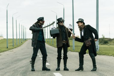 Steampunk tarzı üç adam yolda bir soygun tezgahladı.