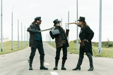 Steampunk tarzı üç adam yolda bir soygun tezgahladı.