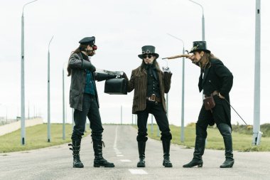 Steampunk tarzı üç adam yolda bir soygun tezgahladı.