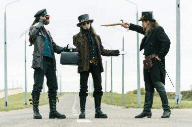 Steampunk tarzı üç adam yolda bir soygun tezgahladı.