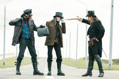 Steampunk tarzı üç adam yolda bir soygun tezgahladı.