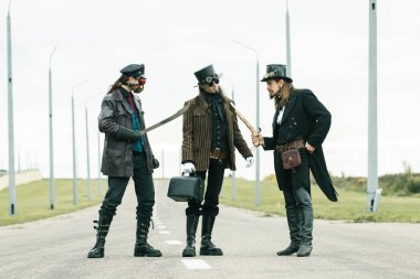 Steampunk tarzı üç adam yolda bir soygun tezgahladı.