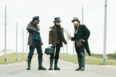 Steampunk tarzı üç adam yolda bir soygun tezgahladı.