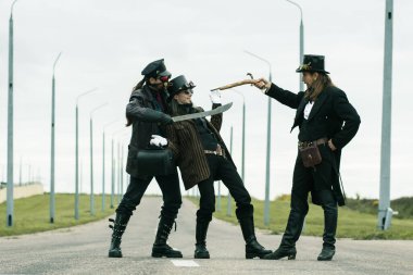 Steampunk tarzı üç adam yolda bir soygun tezgahladı.