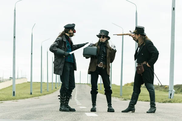 Τρεις Άντρες Στυλ Steampunk Στήνουν Μια Ληστεία Στο Δρόμο — Φωτογραφία Αρχείου