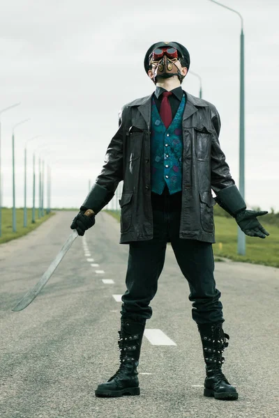 Joven Vestido Estilo Steampunk Posando Carretera —  Fotos de Stock